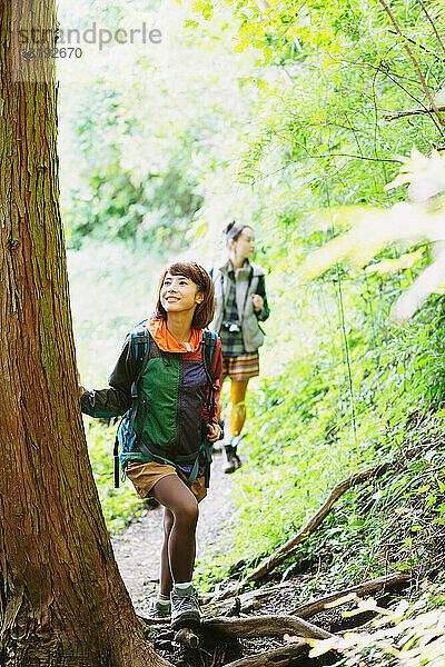 Japanische Frau beim Trekking