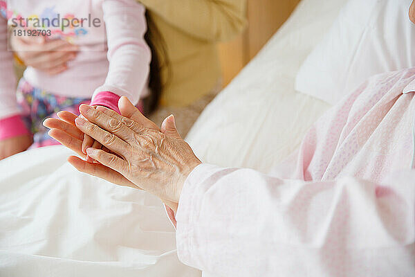 Großmutter und Enkel halten sich an den Händen