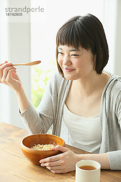 Junge Japanerin beim Frühstück