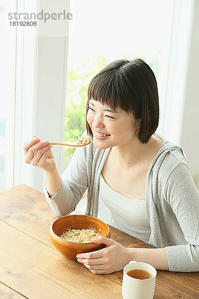 Junge Japanerin beim Frühstück