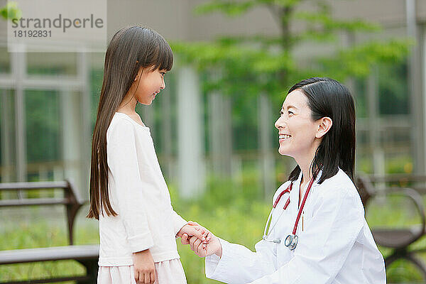Japanisches Mädchen und Arzt