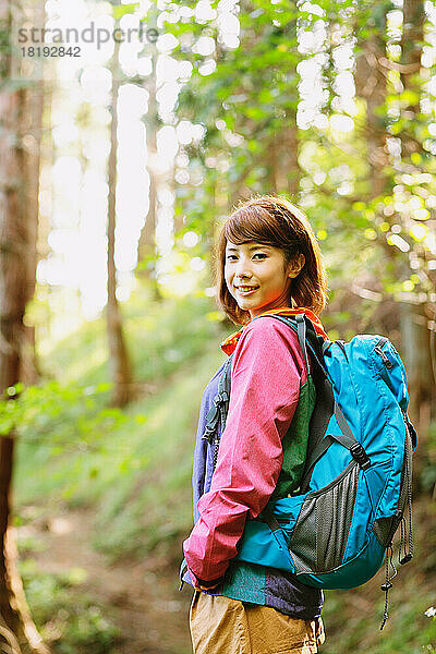 Japanische Frau beim Trekking