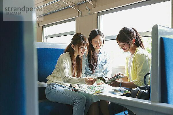 Japanische Frauen reisen mit dem Zug