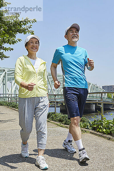 Japanisches Seniorenpaar geht spazieren