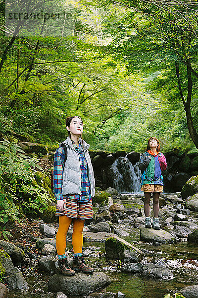 Japanische Mädchen wandern