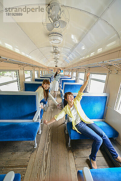 Japanische Frauen genießen die Zugfahrt