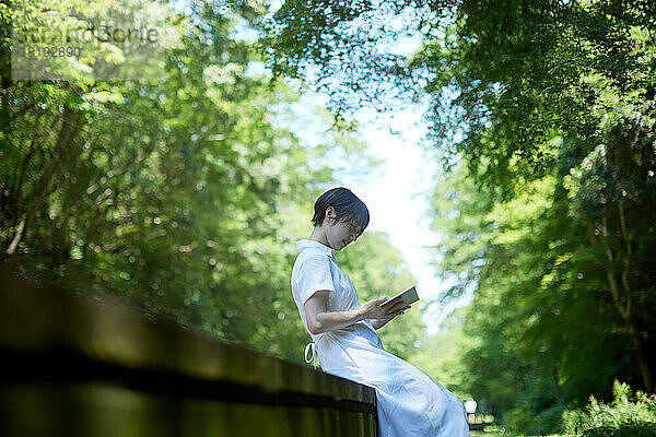 Junge Japanerin in einem Stadtpark