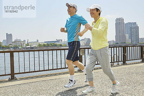 Japanisches älteres Paar beim Joggen