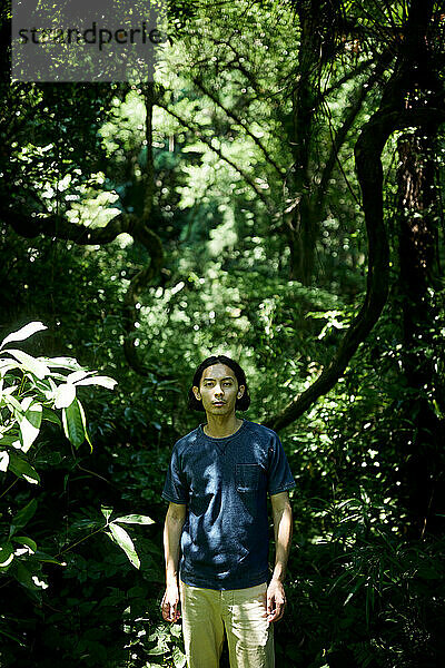 Japaner im Wald