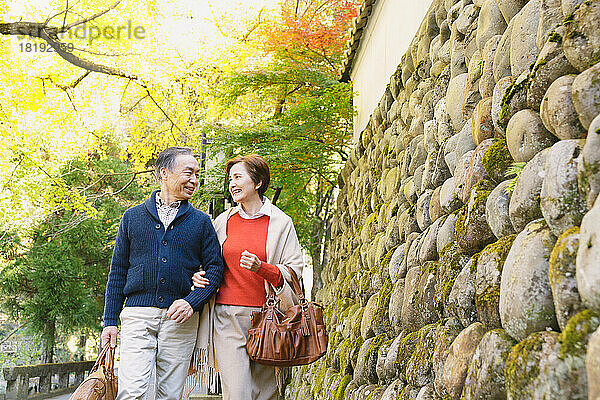 Älteres Paar reist während der Herbstlaubsaison