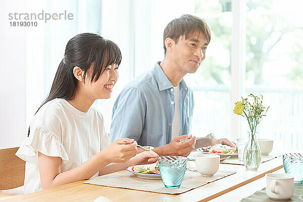 Japanische Familie isst zu Hause