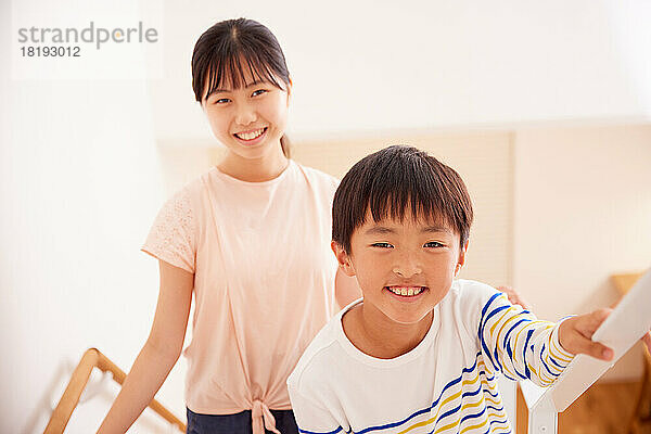 Japanische Kinder zu Hause