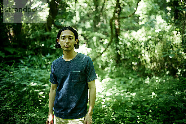 Japaner im Wald