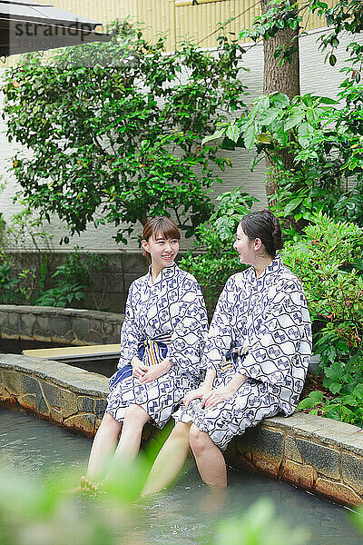 Japanische Frauen genießen ein Fußbad