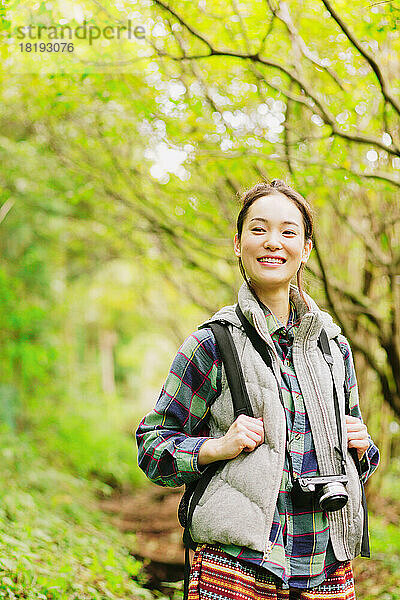 Japanisches Mädchen beim Wandern