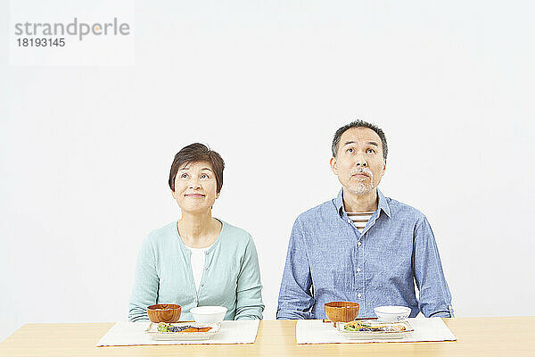 Japanisches älteres Paar denkt nach