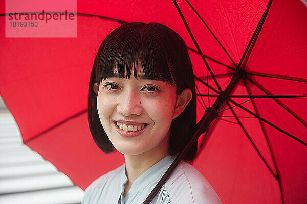 Japanerin mit Regenschirm im Regen