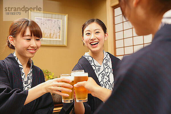 Japanische Frauen essen in einem Gasthaus mit heißen Quellen zu Abend