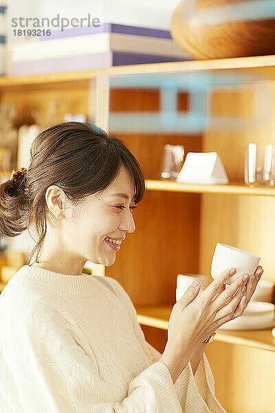 Japanische Frau genießt den Einkauf