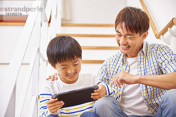 Japanische Familie zu Hause