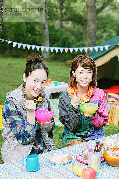 Japanische Mädchen campen