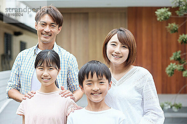 Japanische Familie zu Hause