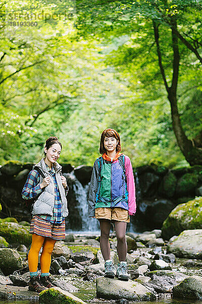 Japanische Mädchen wandern