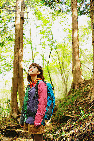 Japanisches Mädchen beim Wandern