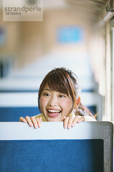 Japanerin hat Spaß im Zug