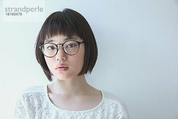 Junge Japanerin mit Brille