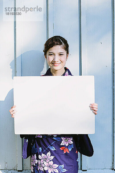 Japanerin in einem Yukata mit einem Whiteboard