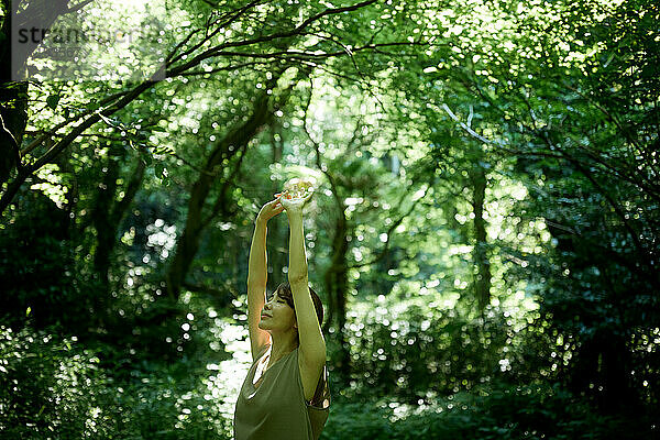 Japanerin im Wald