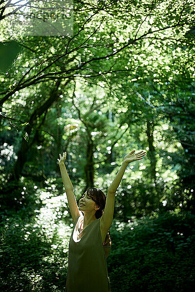 Japanerin im Wald