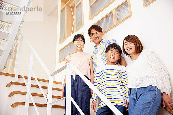 Japanische Familie zu Hause