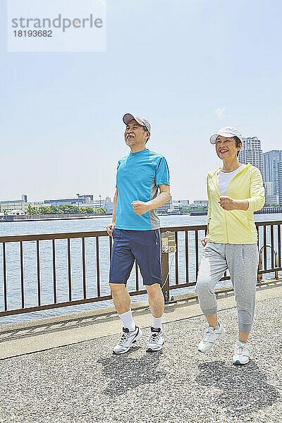 Japanisches Seniorenpaar geht spazieren