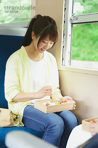 Japanerin isst Lunchpaket
