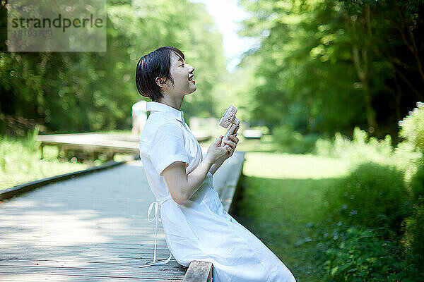 Junge Japanerin in einem Stadtpark