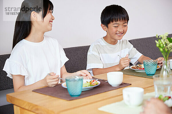 Japanische Familie isst zu Hause