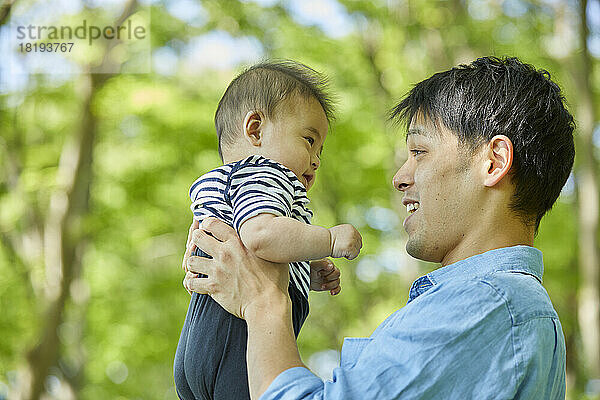 Japanischer Vater hält Baby