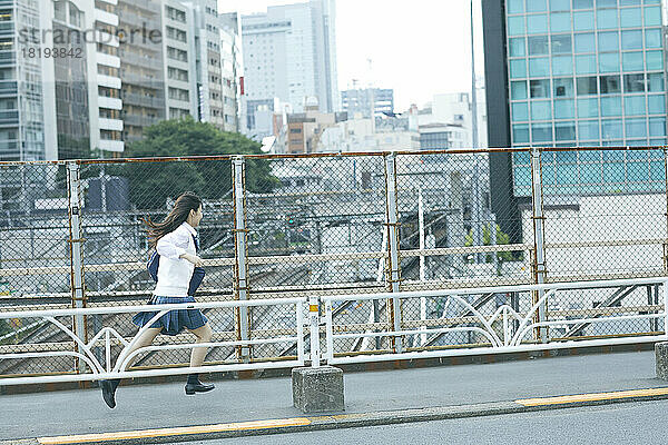 Japanisches Highschool-Mädchen läuft