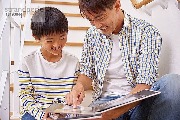 Japanische Familie zu Hause