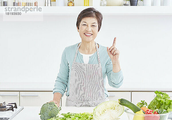 Ältere Japanerin in der Küche
