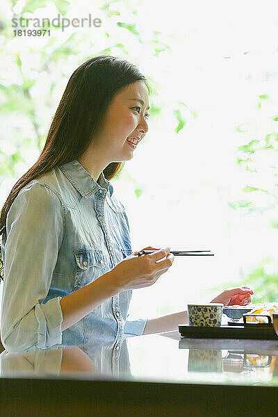 Japanische Frau beim Mittagessen