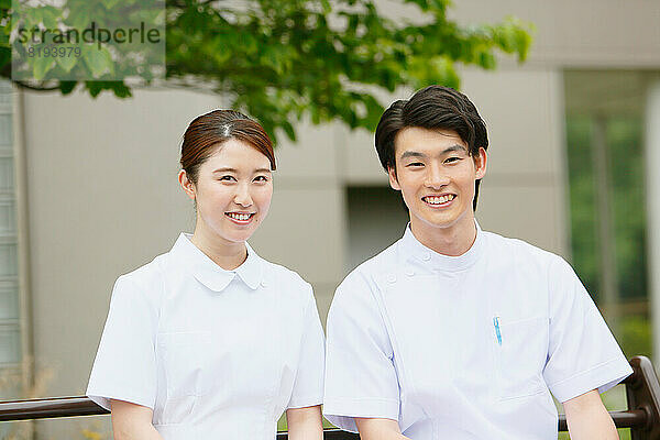 Lächelnde junge Krankenschwestern