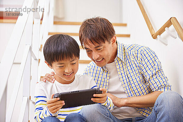 Japanische Familie zu Hause