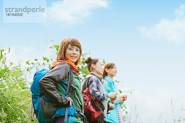Drei japanische Frauen beim Trekking