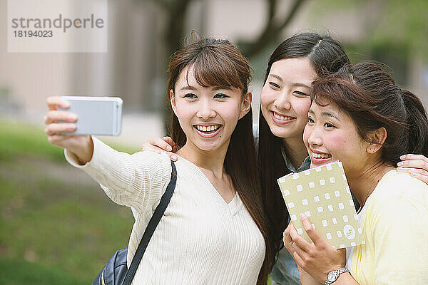 Japanische Frauen machen ein Selfie