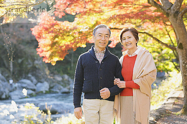 Älteres japanisches Paar  das in der Herbstlaubsaison reist