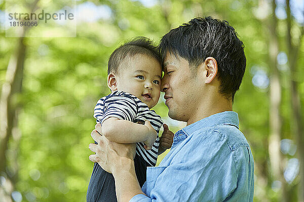 Japanischer Vater hält Baby