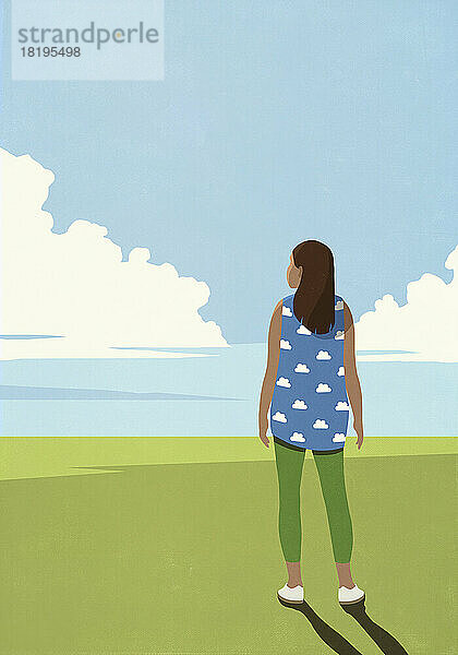 Frau in Wolke Tank Top Blick auf sonnigen Meereslandschaft